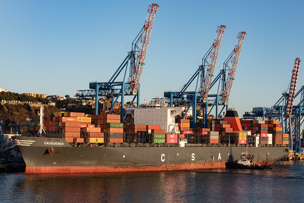 Container ship Cauquenes under the cranes at Valparaíso