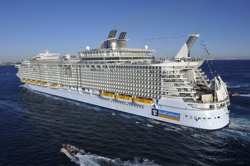 Oasis of the Seas arriving at Port Everglades, Fort Lauderdale, at the end of her delivery voyage on 13 November 2009